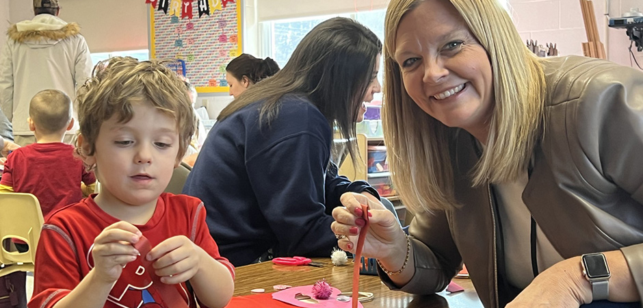 Hedi Allen with a young student